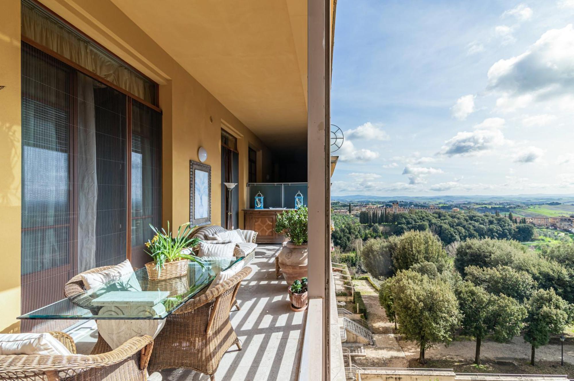 Porta Tufi Luxury Apartment With Private Parking! Siena Exterior photo