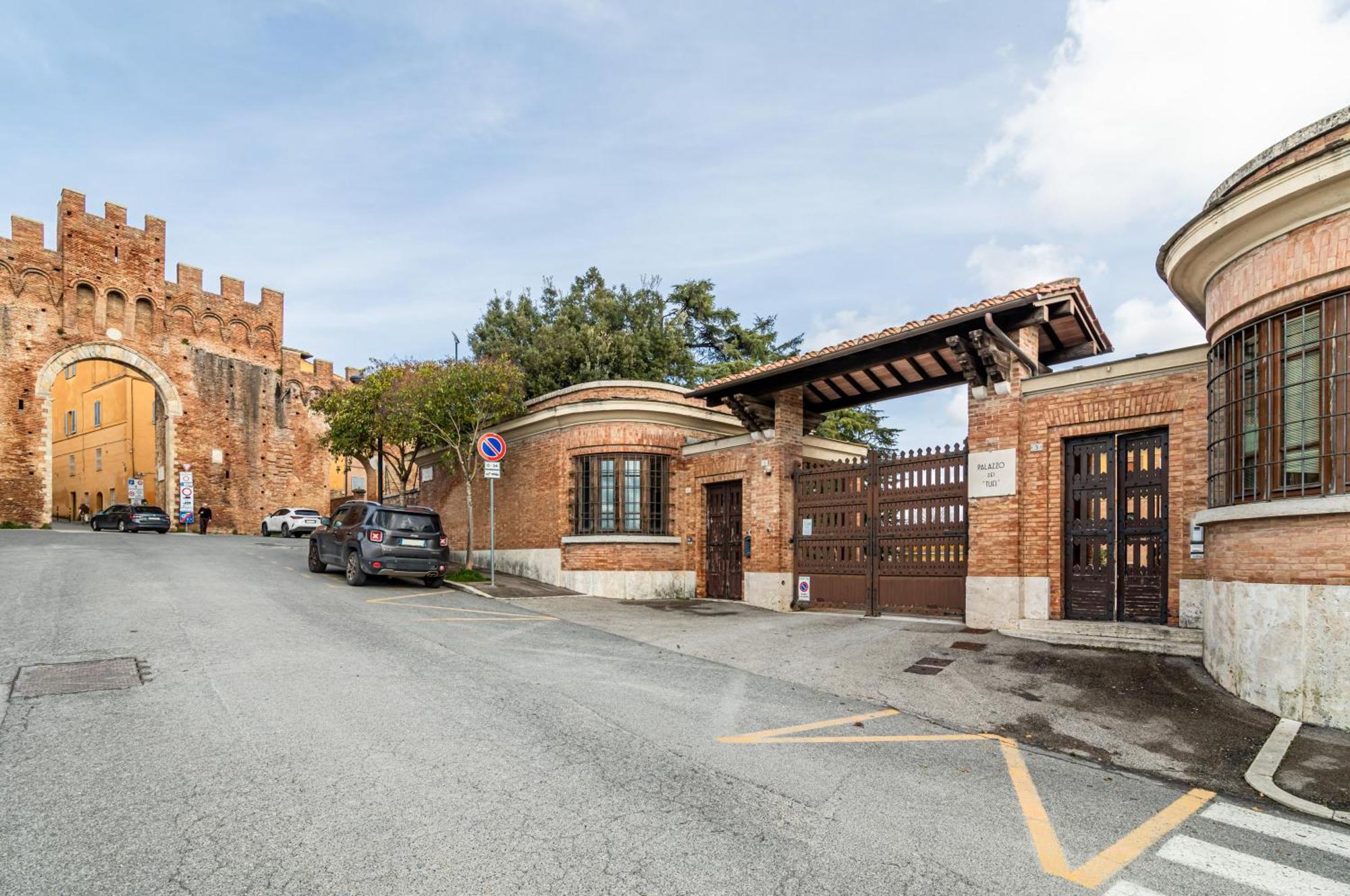Porta Tufi Luxury Apartment With Private Parking! Siena Exterior photo